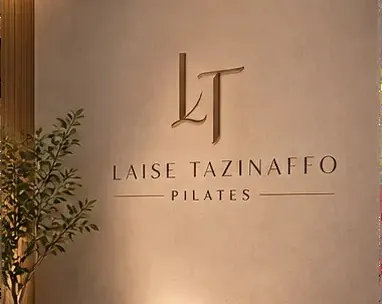 Parede assinatura com o logotipo do estúdio em relevo dourado
