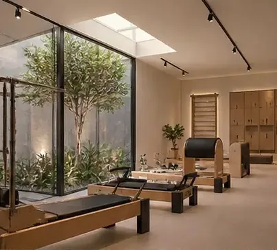 Sala de reformers com claraboia, jardim envidraçado e espaldar de madeira